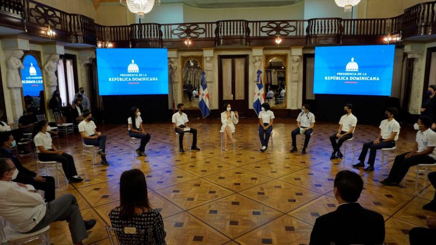 Estudiantes ganadores de premio de la NASA serán becados por el ITLA