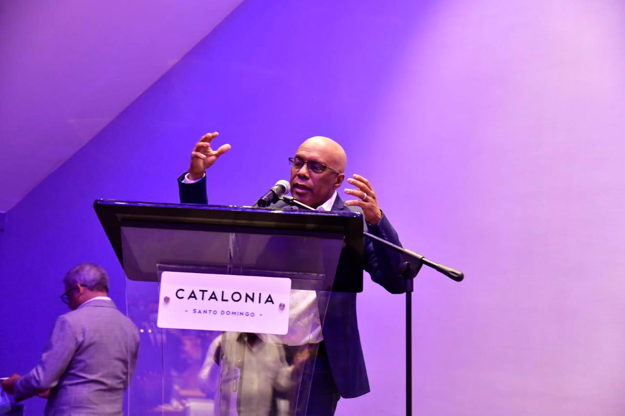 El maestro Ramón Orlando invocó las palabras de Dios en una oración