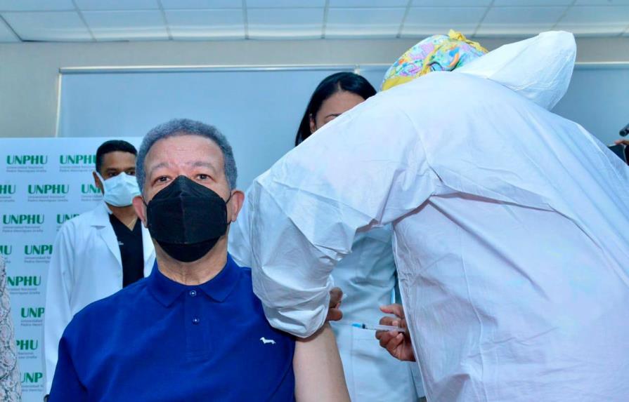 Leonel Fernández se vacuna contra el COVID y tilda de extraña advertencia de EE.UU.