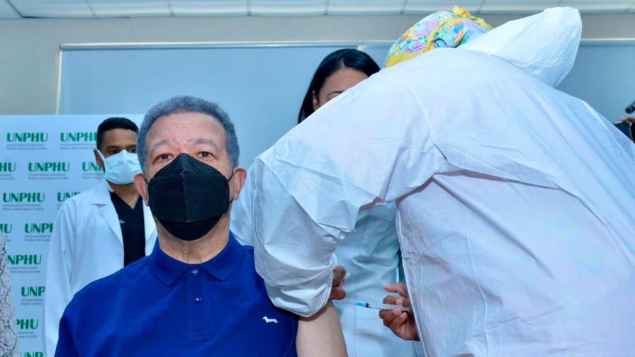 Leonel Fernández se vacuna contra el COVID y tilda de extraña advertencia de EE.UU. Leonel Fernández se vacuna contra el COVID y tilda de extraña advertencia de EE.UU.