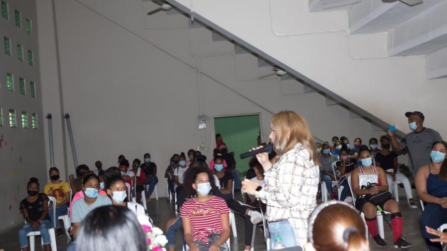 Creciendo en Valores, curso taller dado en Hato Mayor a mujeres deportistas
