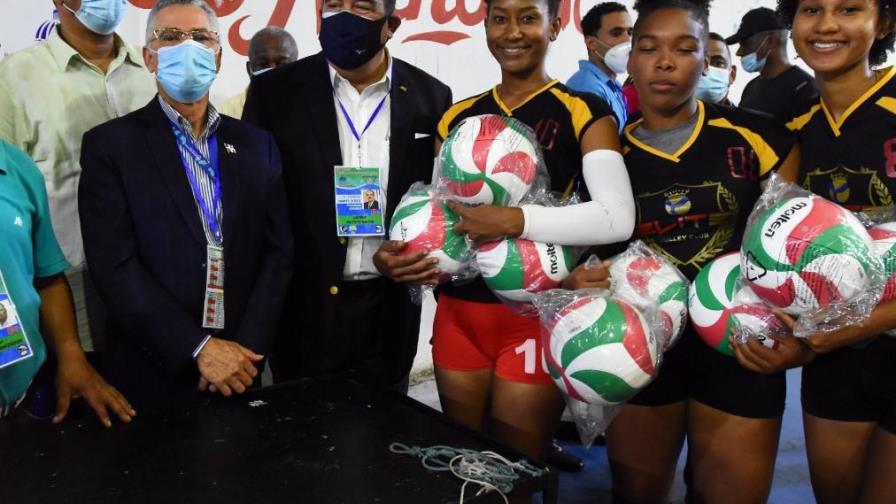 Cristóbal Marte entrega utilería a clubes de la provincia Santo Domingo