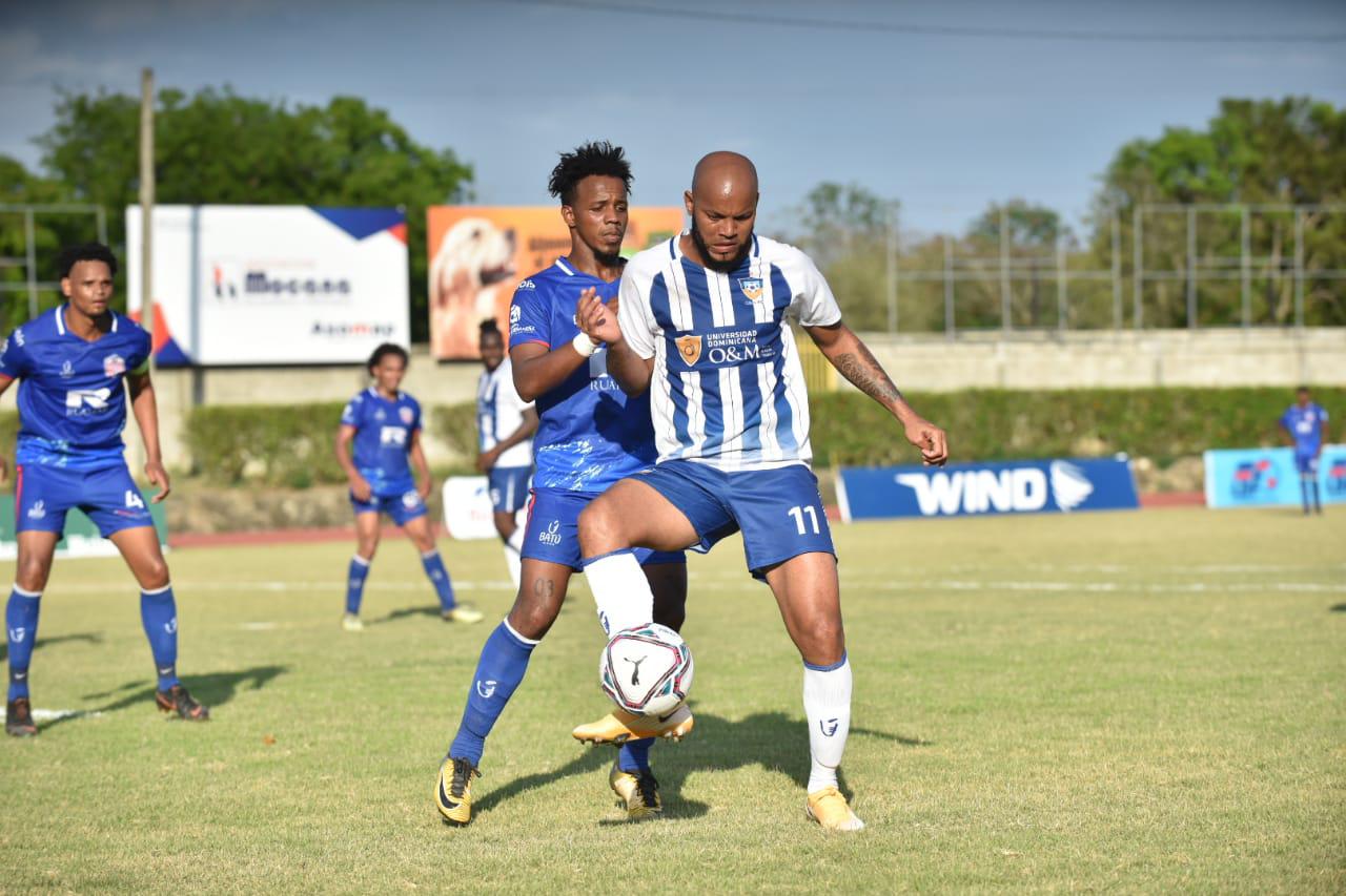 En el estadio Olímpico de Moca, O&M FC se impuso 1-3 a Atlético San Francisco, con doblete de Daniel Jamesley  y un gol de Domingo Peralta. (Prensa O&M)