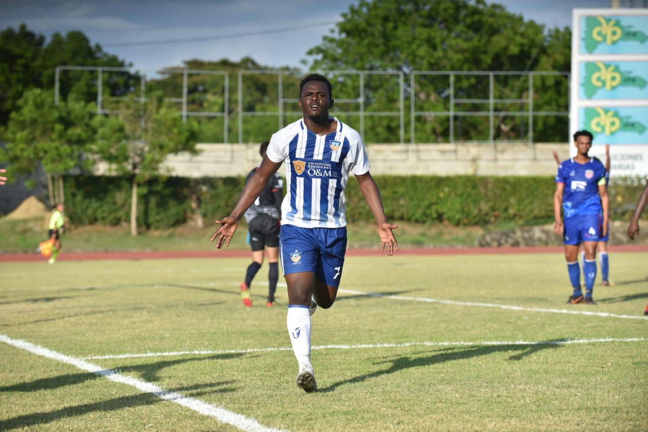 En el estadio Olímpico de Moca, O&M FC se impuso 1-3 a Atlético San Francisco, con doblete de Daniel Jamesley  y un gol de Domingo Peralta. (Prensa O&M)