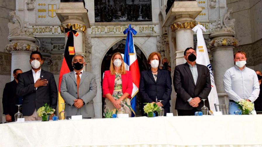 Empresa alemana donará al Ministerio de Cultura sistema de luces para iluminar la emblemática cruz del Faro a Colón