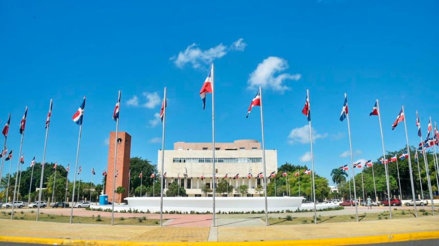 Activistas a favor y en contra de tres causales dejan de apostarse frente al Congreso Nacional Activistas a favor y en contra de tres causales dejan de apostarse frente al Congreso Nacional