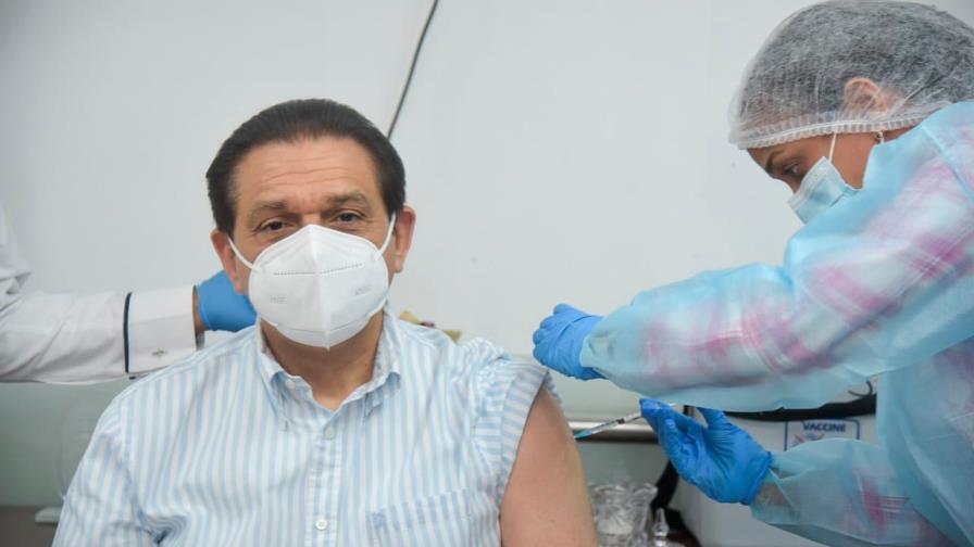 Ministro de Salud Pública recibe primera dosis de vacuna contra el COVID-19 