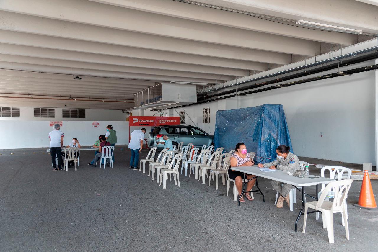 Centro de vacunación en Plaza Lama de la 27 de Febrero. 