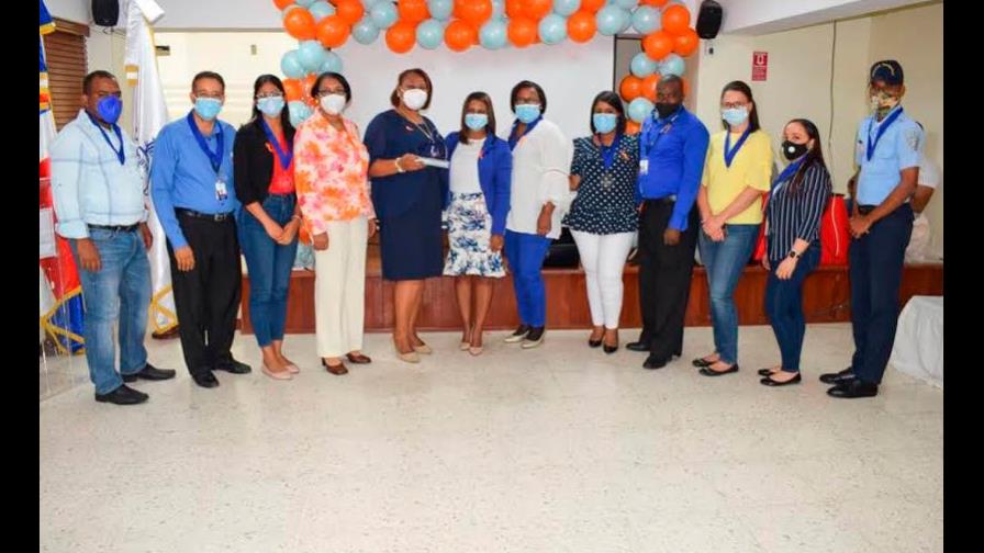 Regional 10 de Educación reconoce empleados por Día Internacional de los Trabajadores