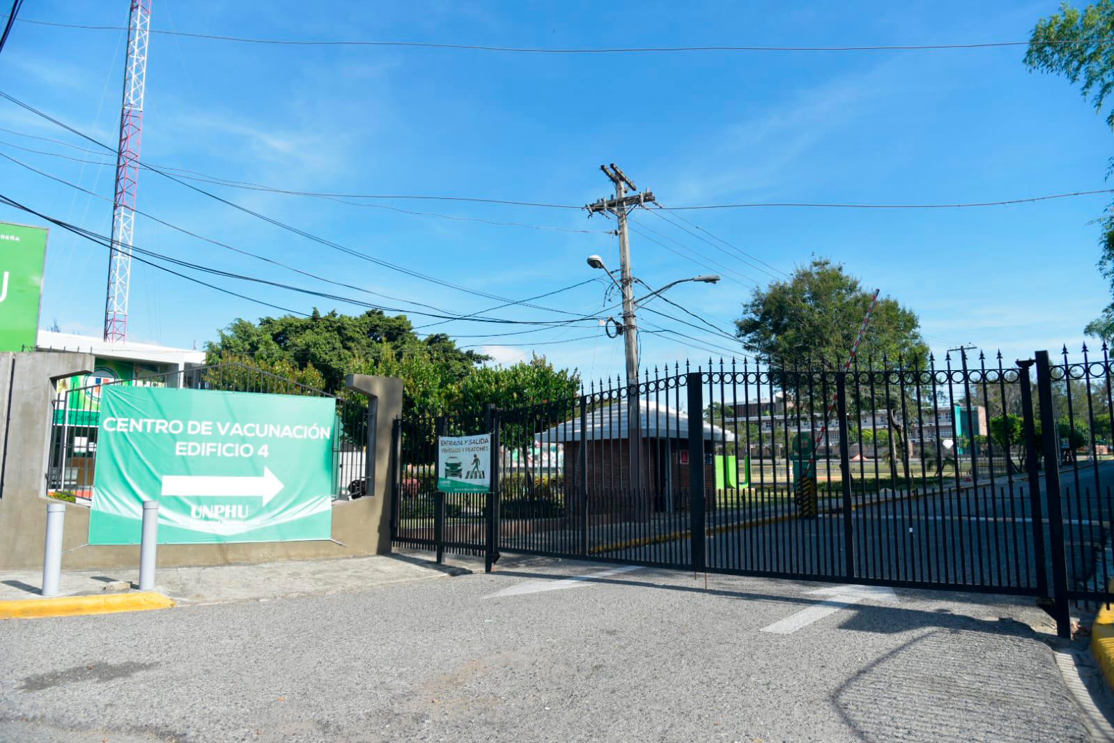 La Universidad Nacional Pedro Henríquez  Ureña estaba cerrada este domingo. 