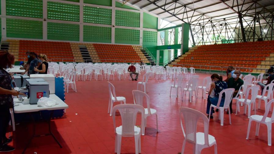 Mayores de 50 años pueden vacunarse hoy hasta las 2:00 de la tarde en dos centros del DN