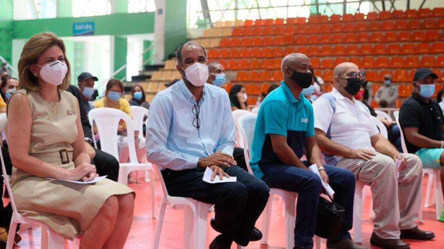 Comienzan vacunación a mayores de 50 años Comienzan vacunación a mayores de 50 años