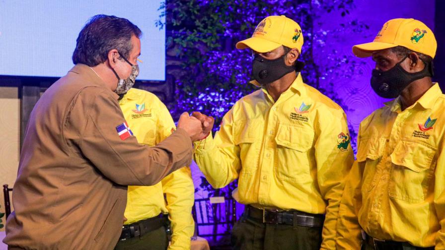 Medio Ambiente y empresarios anuncian apoyo a bomberos forestales