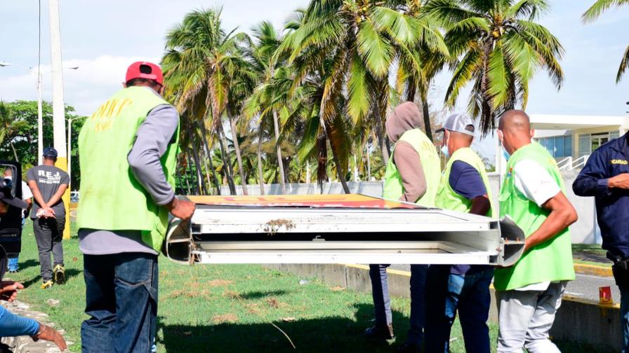 A mandarriazos limpios, Alcaldía de Santo Domingo Este derriba vallas publicitarias que considera ilegales