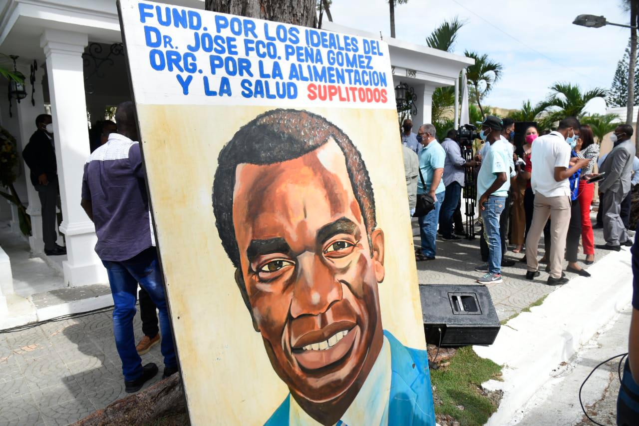 A la tumba del extinto dirigente político se dieron cita cientos de seguidores quienes alabaron sus ideales y portaban algunos objetos con la figura de Peña Gómez.