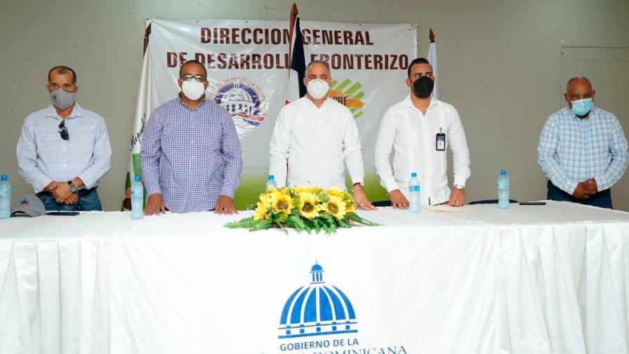 Desarrollo Fronterizo inicia plan para cambiar pisos de tierra por cemento en Loma de Cabrera