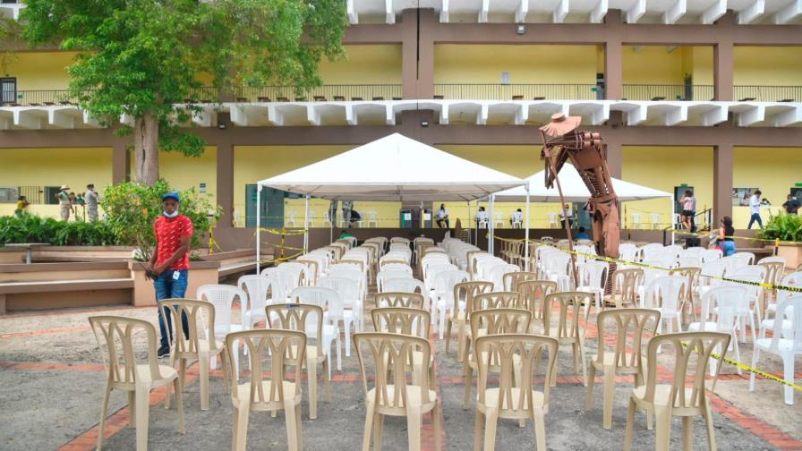 Muy pocos jóvenes acuden a vacunarse contra el COVID-19 en la  universidad Pedro Henríquez Ureña 