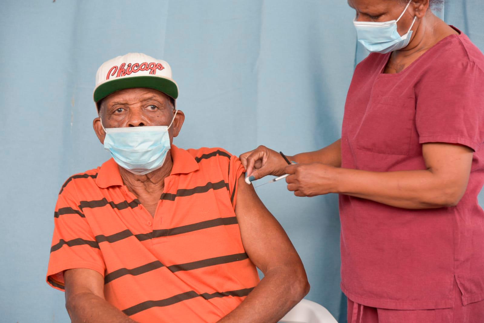 Adultos mayores continúan asistiendo a inocularse. 