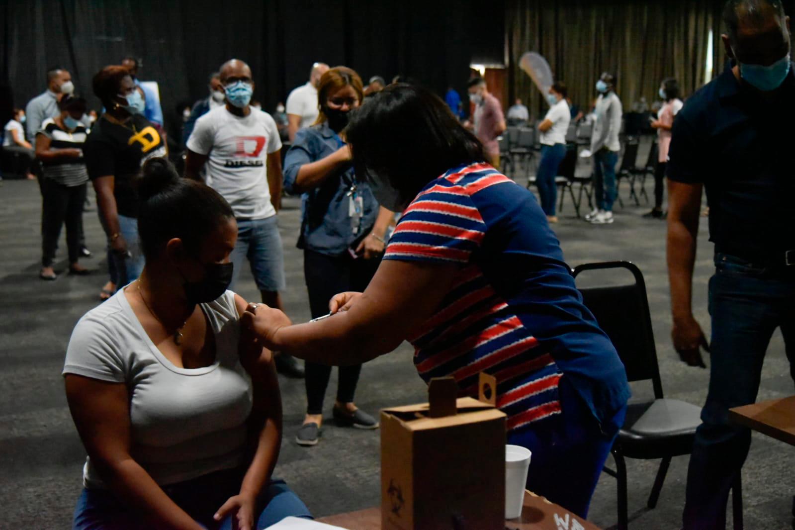 En Sambil la vacunación se realiza en el salón de eventos. 