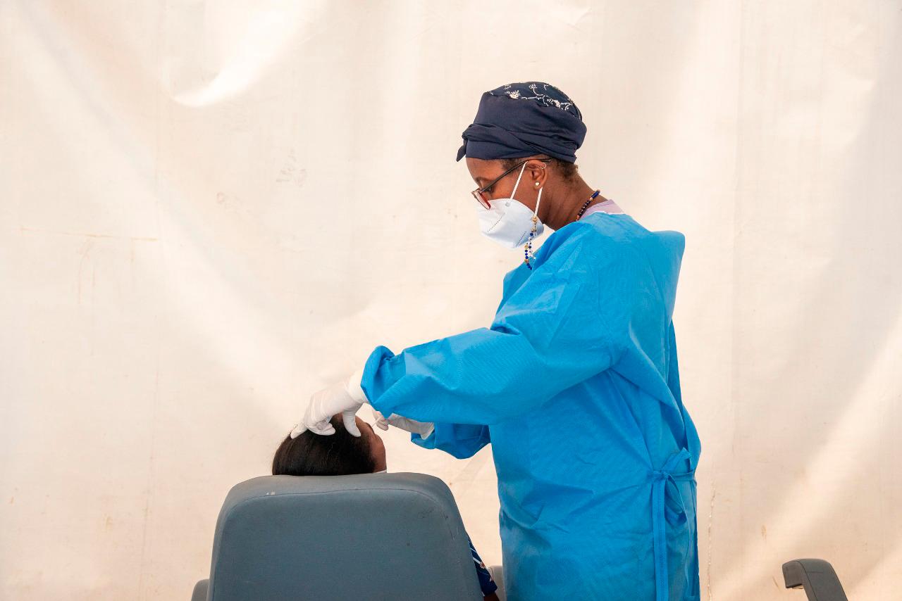 En el Moscoso Puello se realizan casi 100 PCR diarias. 