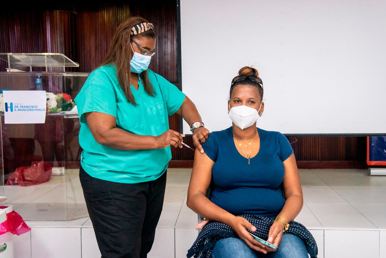 Jóvenes continúan acudiendo a centros de vacunación.
