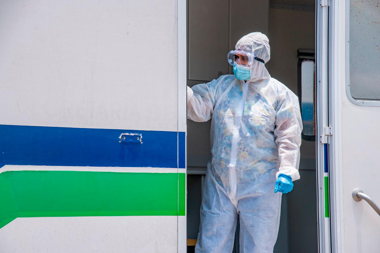 Los puestos fijos de toma de muestra de Salud Pública registran largas filas.