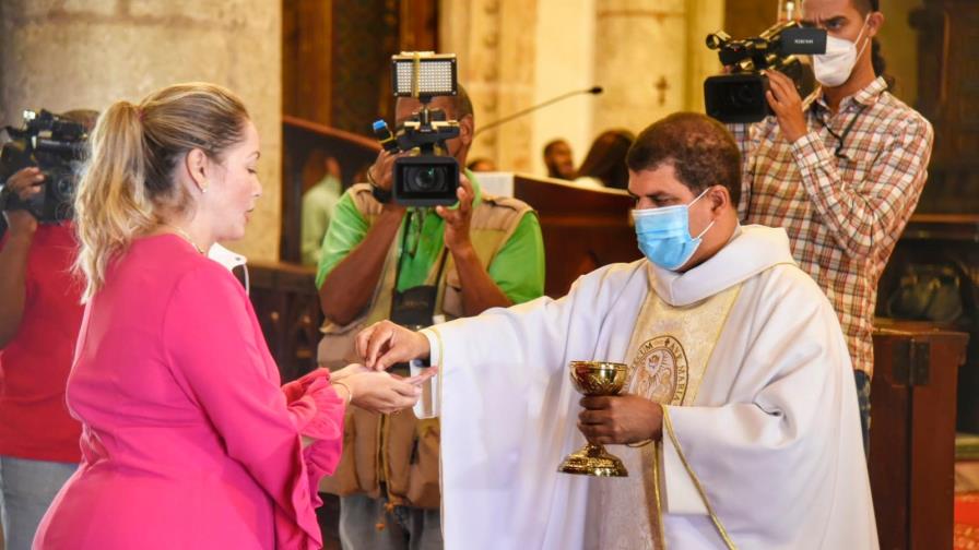 Cura Nelson Clark, en misa por el Día del Seguro Privado, sermonea a las aseguradoras