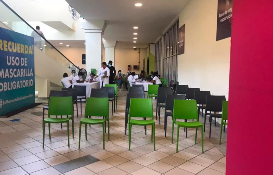 Dominicanos muestran poco interés en vacunarse contra el COVID-19 durante los fines de semana 