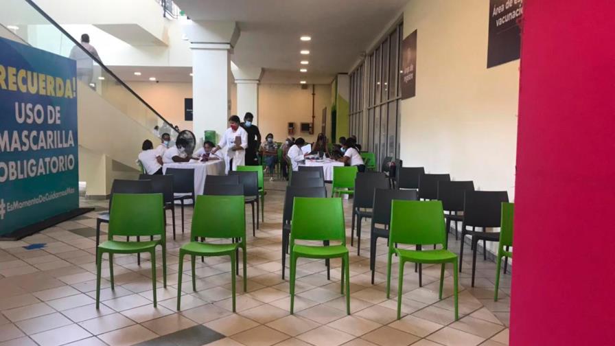 Dominicanos muestran poco interés en vacunarse contra el COVID-19 durante los fines de semana Dominicanos muestran poco interés en vacunarse contra el COVID-19 durante los fines de semana