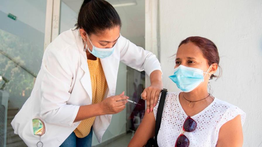 Abinader exhorta a población vacunarse para pronto “volver a la normalidad”