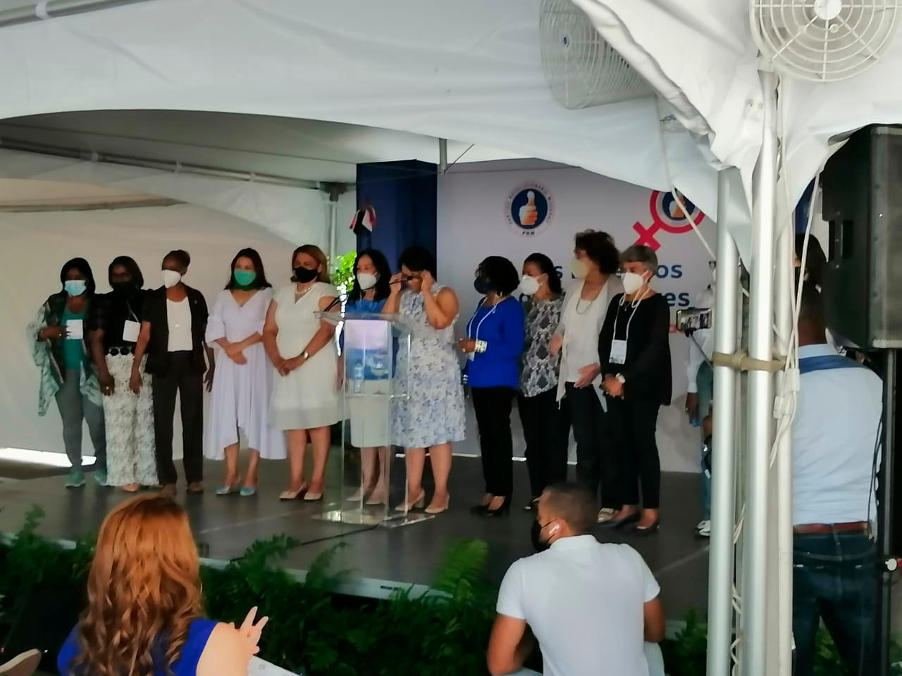 Daris Sánchez, vicepresidenta de Femun, en compañía de algunas integrantes del grupo mientras leía el manifiesto en favor de las tres causales. 