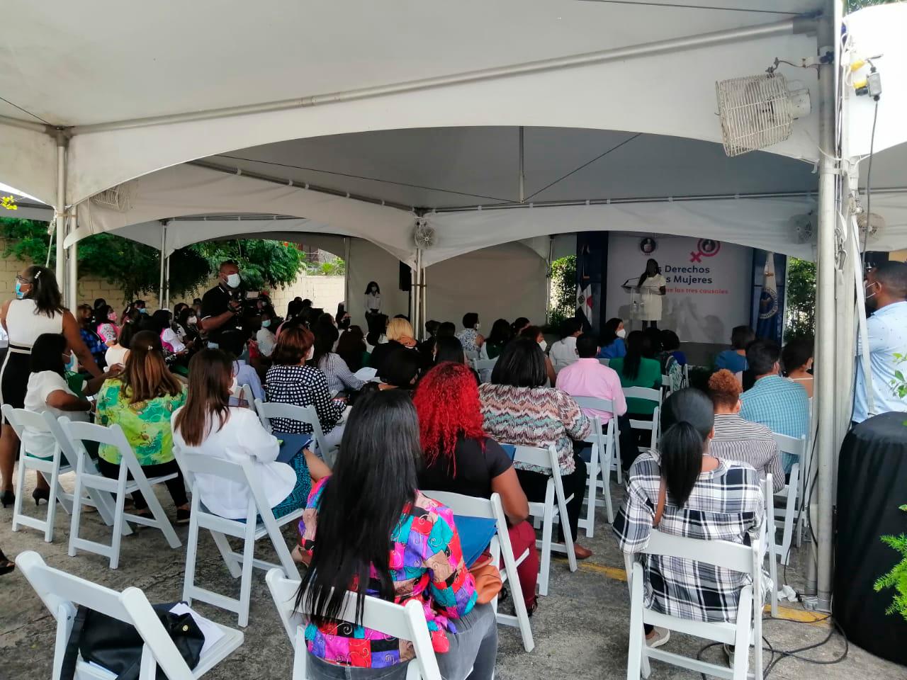 Grupo de mujeres que asistieron al conversatorio “Los derechos de las mujeres: reflexión sobre las #3Causales”.