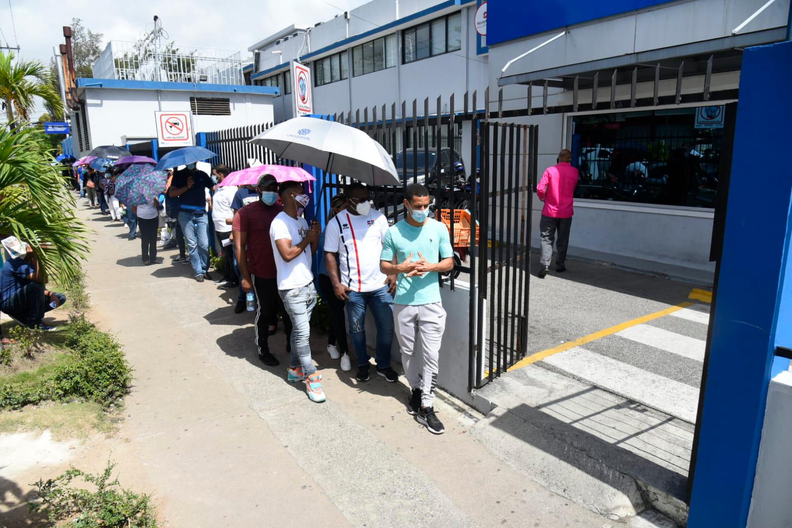Personas hacen fila para tomarse muestra en el Ministerio de Salud Pública.