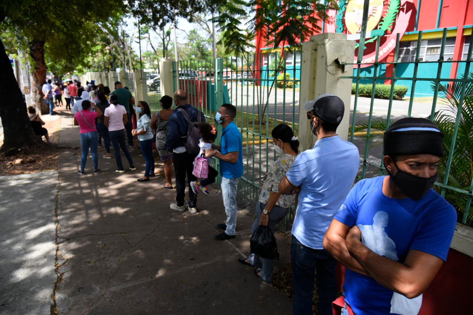 Fila del  segundo puesto fijo  de toma de muestra de Salud Pública. 