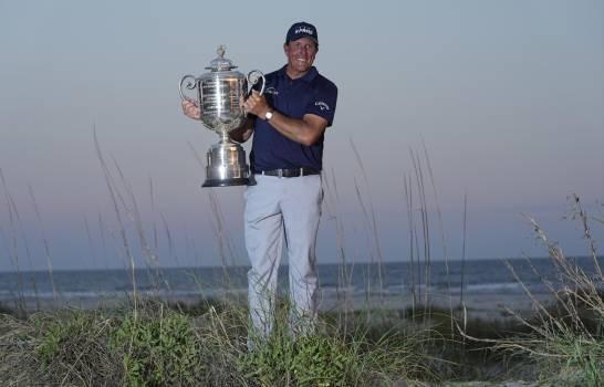 Phil Mickelson, el campeón a la sombra de Tiger Woods, encuentra su lugar en la historia