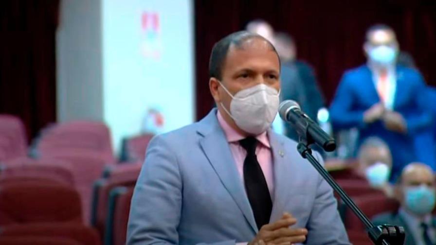 Un diputado dominicano revela en plena sesión que tiene covid