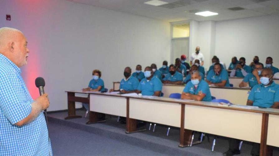 Clubistas realizan seminario taller sobre administración y marketing deportivo