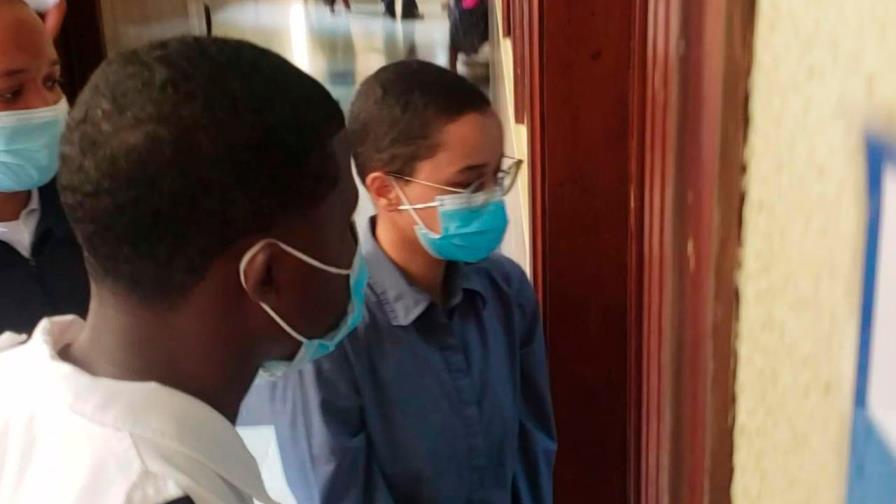 Imponen fianza de RD$500 mil a mujer que envió brownies con marihuana a campamento de tres causales