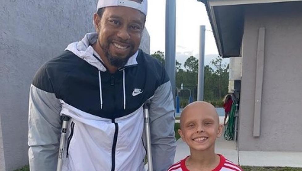 Tiger Woods visto sin bota de protección en publicación de Instagram de una niña