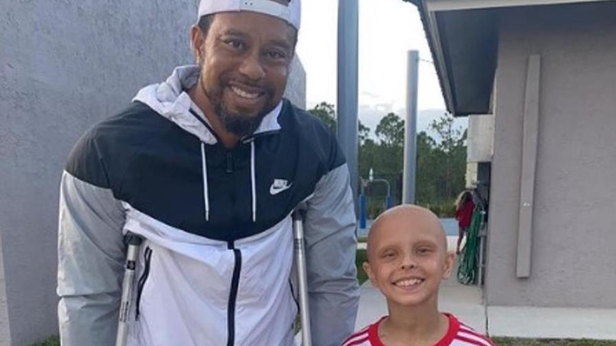 Tiger Woods visto sin bota de protección en publicación de Instagram de una niña