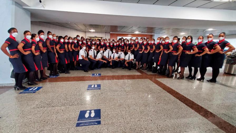 Realizan primera graduación de técnicos aeronáuticos en avión en pleno vuelo desde el AILA Realizan primera graduación de técnicos aeronáuticos en avión en pleno vuelo desde el AILA