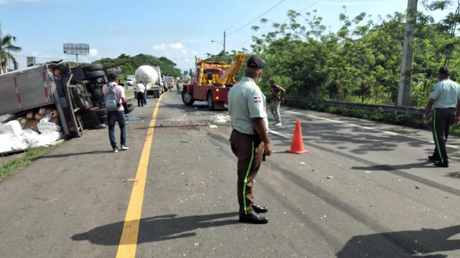 Patana se vuelca y cae desde un puente en la autopista Duarte