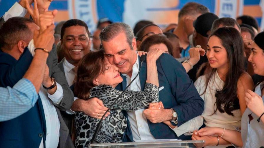 Presidente Abinader envía un abrazo a las madres dominicanas Presidente Abinader envía un abrazo a las madres dominicanas