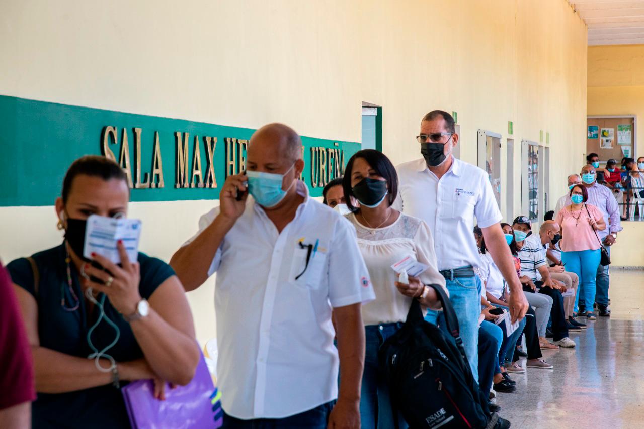 Las personas acuden a recibir la segunda dosis de la vacuna contra el COVID-19.