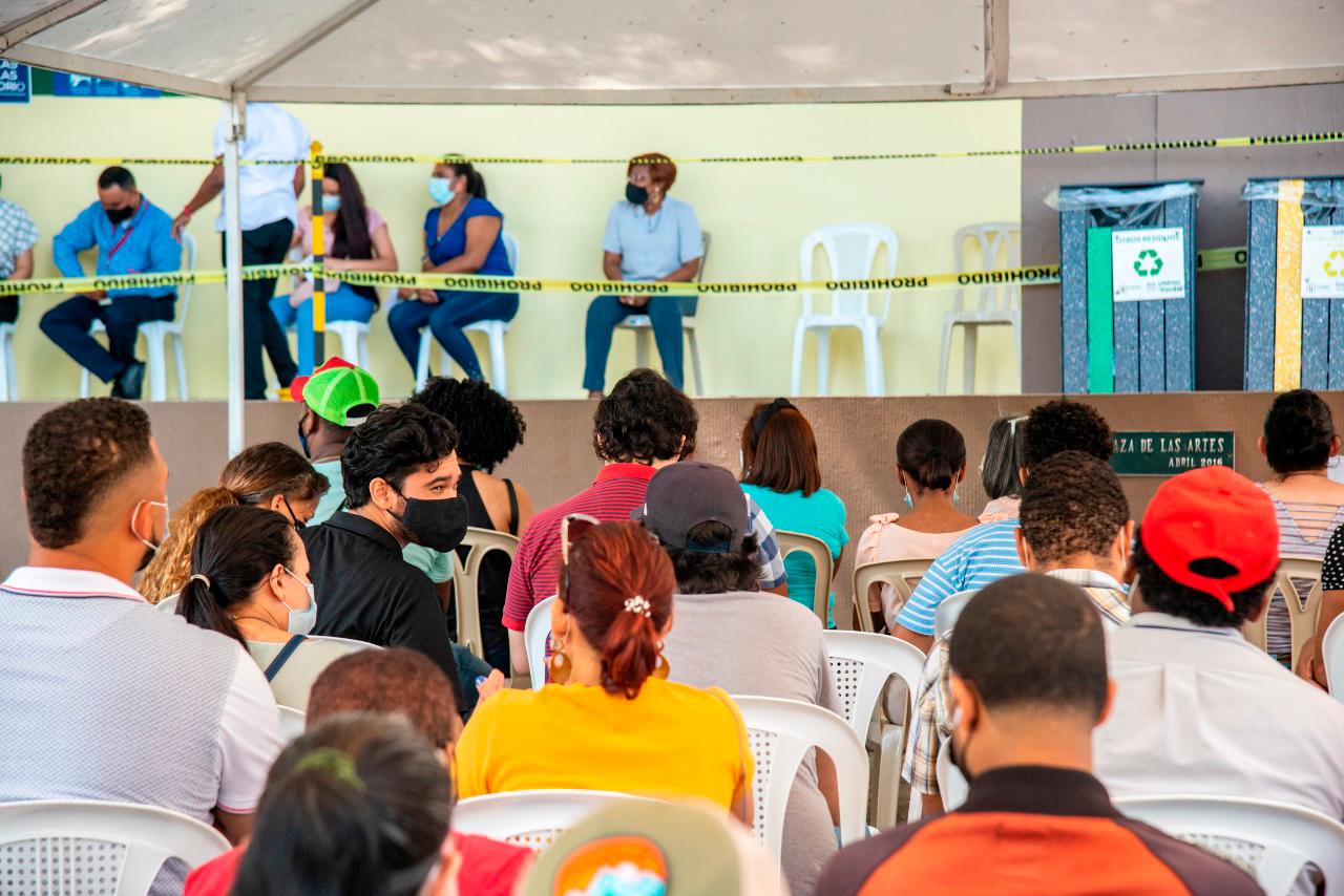 Personas esperan para recibir vacuna Sinovac.
