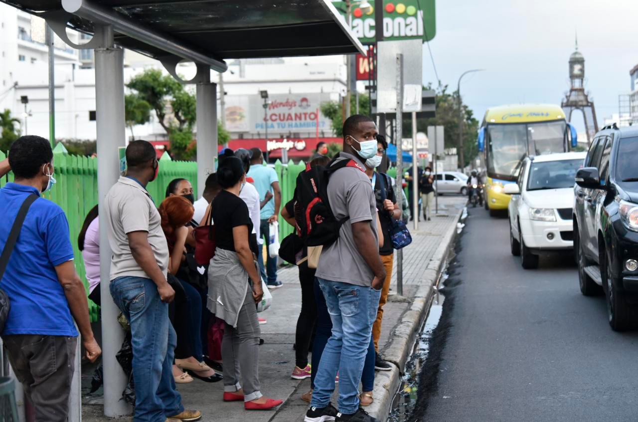 La gente esperaba algún medio de transporte pasadas las 6:00 de la tarde. 