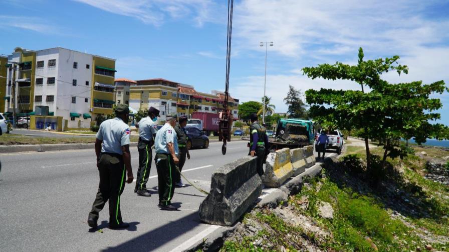 Video | Colocan muros en la avenida 30 de Mayo para evitar que vehículos caigan al mar 