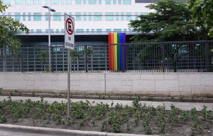 Embajada de Estados Unidos eleva bandera LGBTIQ+ en mes del orgullo