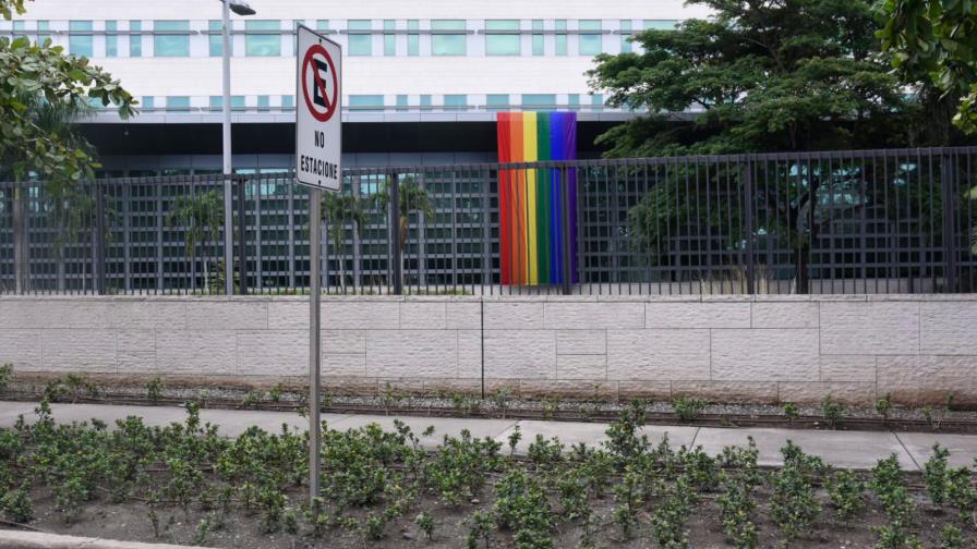 Embajada de Estados Unidos eleva bandera LGBTIQ+ en mes del orgullo