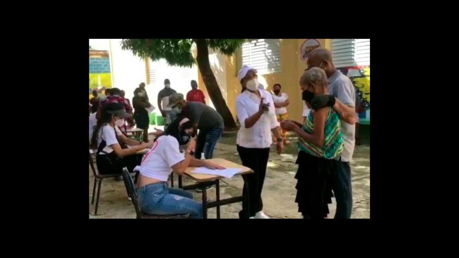 Diputada de ultramar Lily Florentino motiva a la gente a vacunarse 